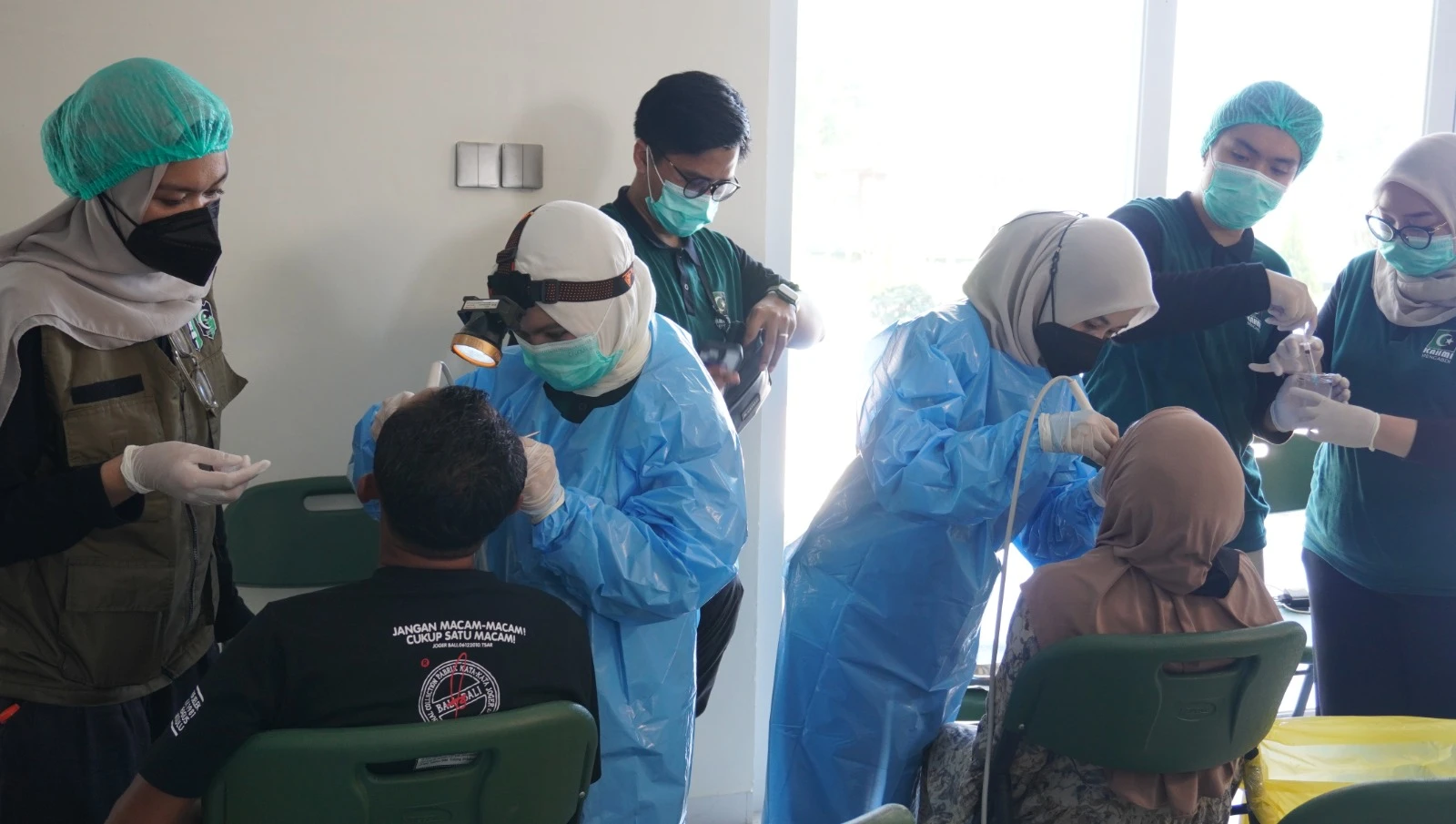 Tim dokter gigi, dokter gigi spesialis, tenaga kesehatan, dan mahasiswa profesi RSGMP Universitas Hasanuddin memberikan pelayanan kesehatan gigi dan mulut kepada masyarakat dalam kegiatan Bakti Sosial Kesehatan hasil kolaborasi dengan MD KAHMI Kota Makassar di Kecamatan Mandalle, Kabupaten Pangkep, sebagai bagian dari upaya memperluas akses layanan kesehatan sekaligus meningkatkan kesadaran masyarakat akan pentingnya menjaga kesehatan rongga mulut sejak dini. (Foto: Istimewa)
